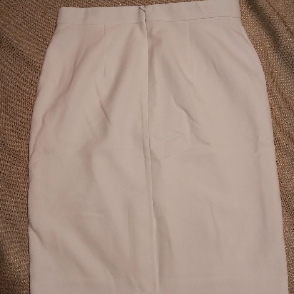 Ann taylor white petite skirt with button decoration size 10p - Picture 2 of 3